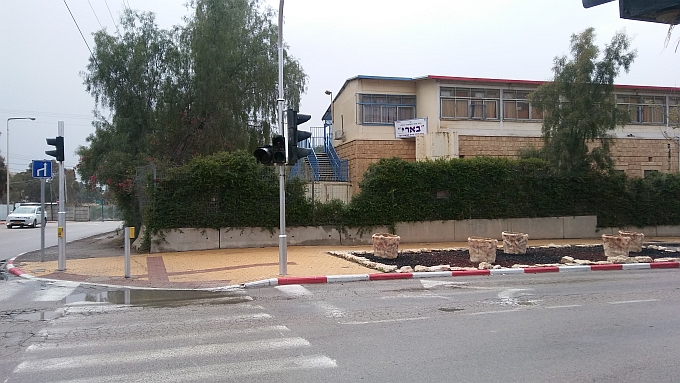 רמזור תקול ליד בית ספר בארי, בואכה העיר העתיקה (צילום: דני בלר)